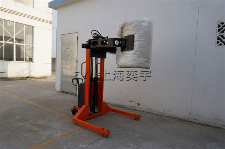 半電動(dòng)卷膜卷材夾抱翻轉(zhuǎn)車