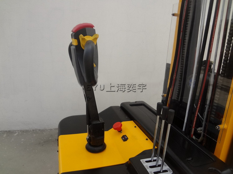 站駕式自動夾抱旋轉(zhuǎn)紙筒車